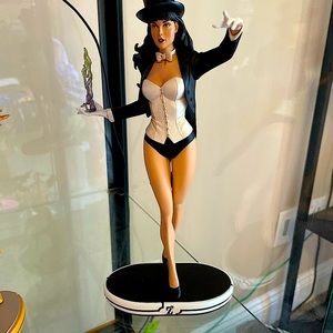 Zatanna Covergirls statue